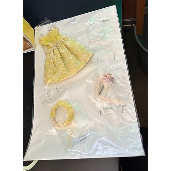 Vintage 1963 Barbie "Skipper" Playset! Case, Booklet, Doll, Outfits & Accessorie - Picture 7 of 11